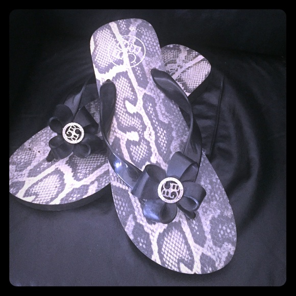 BCBG brand new flip flops! - Picture 1 of 2