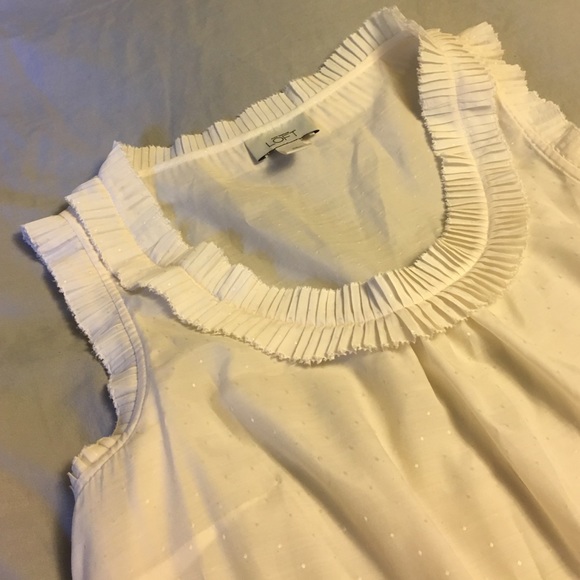 Sleeveless blouse. Cream.