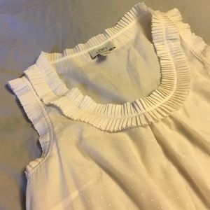 Sleeveless blouse. Cream.