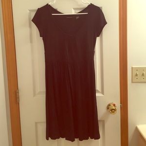 Short-sleeved black dress