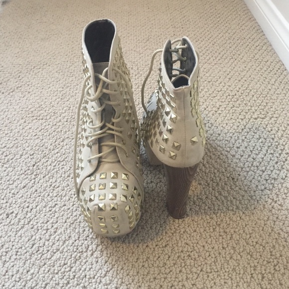 Studded litas