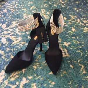 Black & Gold Pointed Toe Heels {size 6}