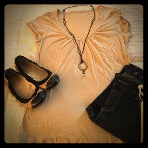 Fitted V-Neck Beige Old Navy Tee (M)