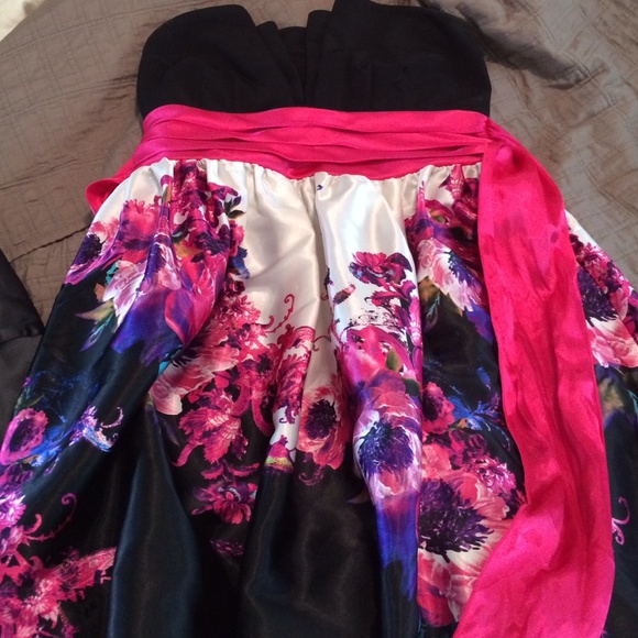 Dresses - Picture 3 of 3