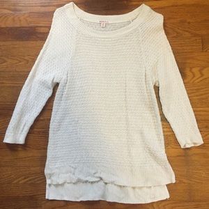 White hi-lo hem sweater