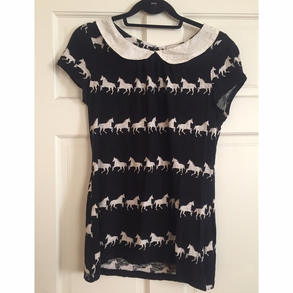 Collared horse print tee