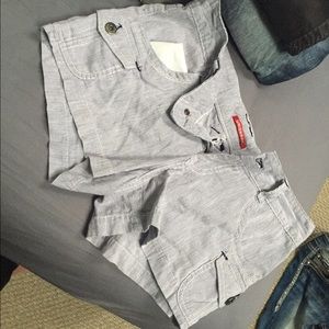Short cargo shorts with light stripes (seersucker)