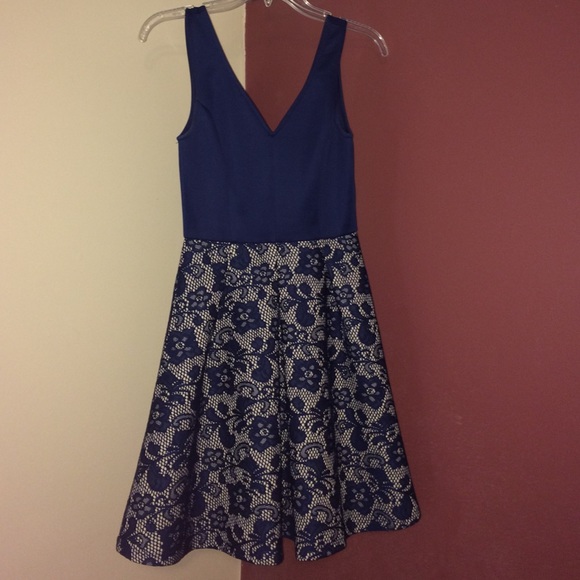 Dresses & Skirts - Short, casual, elegant dress.