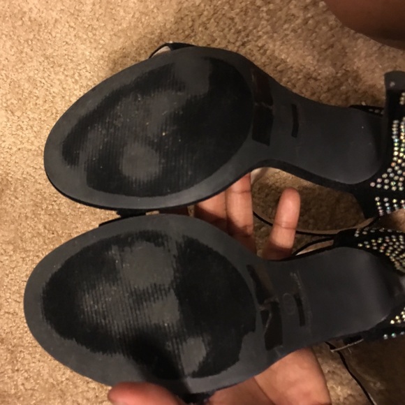 Heels - Picture 4 of 4