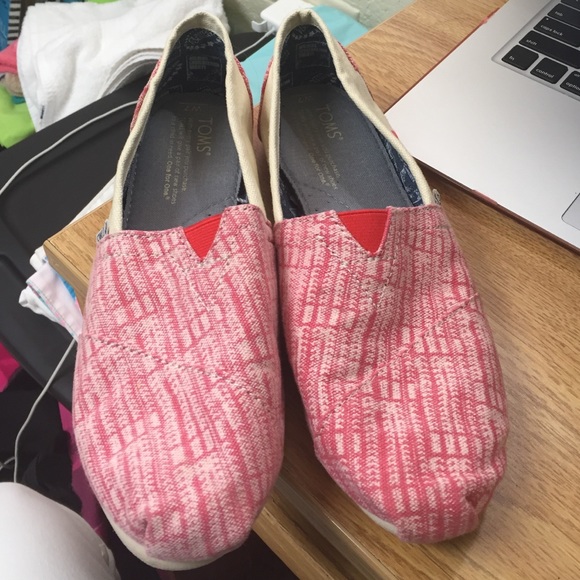 Red elephant TOMS