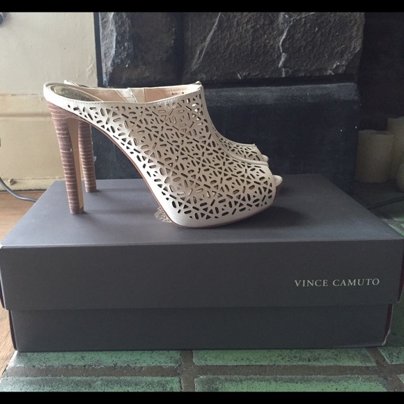 Vince Camuto 'Jaso' Mule - Picture 3 of 3