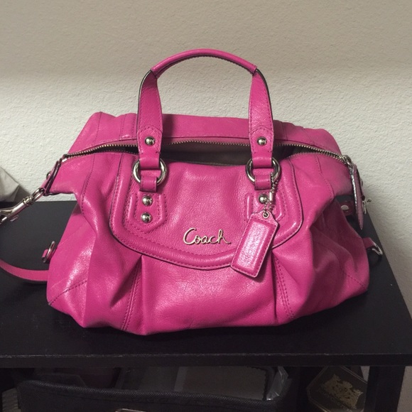Pink coach bag. 🎀