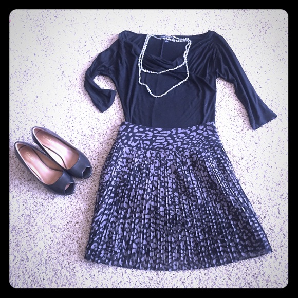 Loft back and gray print skirt