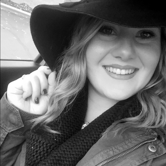 Meet your Posher, Caitlin