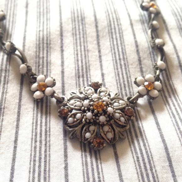 Vintage-Style Daisy Rhinestone Necklace