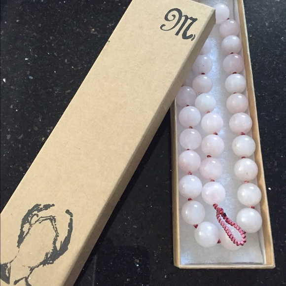 Simple yet chic rose quartz necklace - Picture 2 of 4