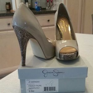 Jessica Simpson pumps