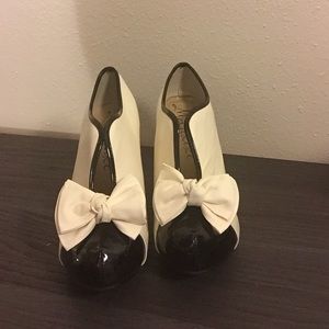 Cream faux leather heels with patent toes and bow