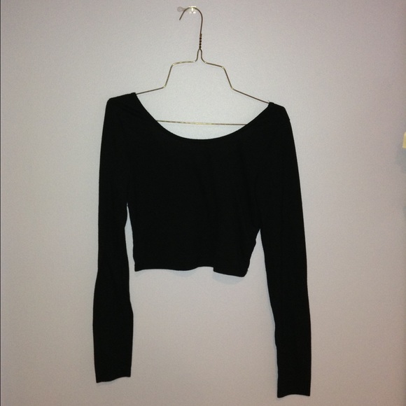 Black long sleeve crop top