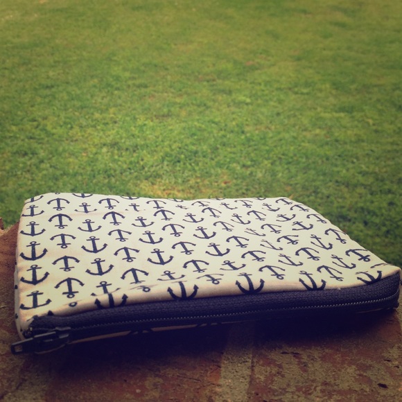 Toiletry pouch - Picture 1 of 3