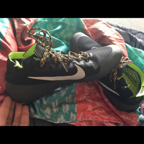 Run 10 black and green Nike