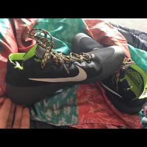 Run 10 black and green Nike