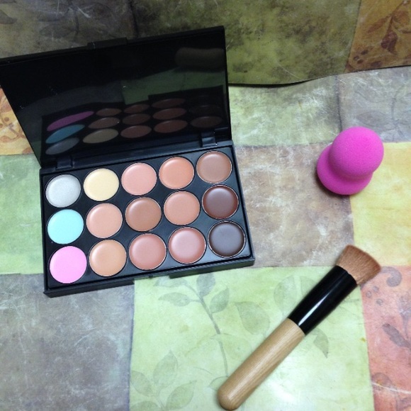 Contour Pallete, Makeup Brush & Beauty Blender. - Picture 2 of 3