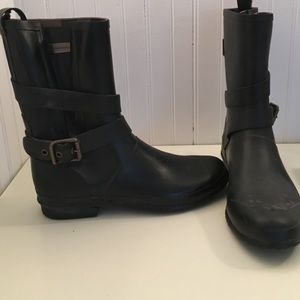 Burberry size 8 black short rain boots