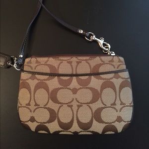 Like new! 🎉 Coach wristlet wallet/clutch