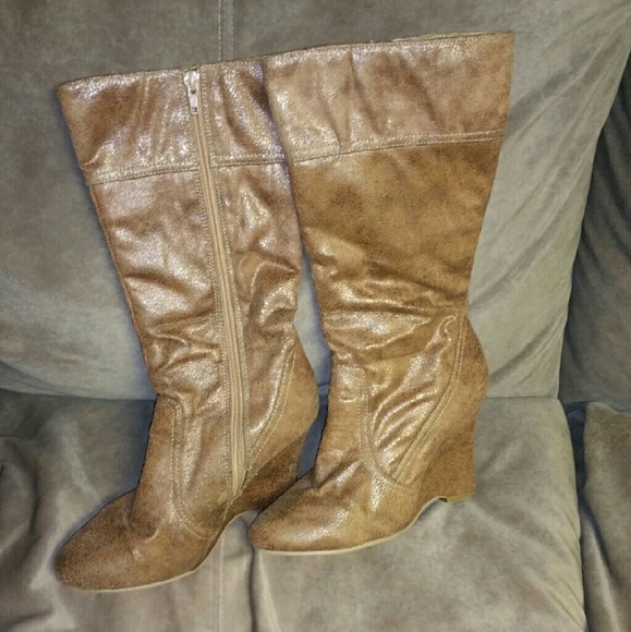 Shin high boots