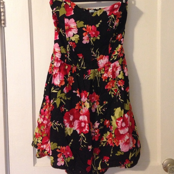 Strapless Floral Dress (Urban Outfitters) - Picture 2 of 4