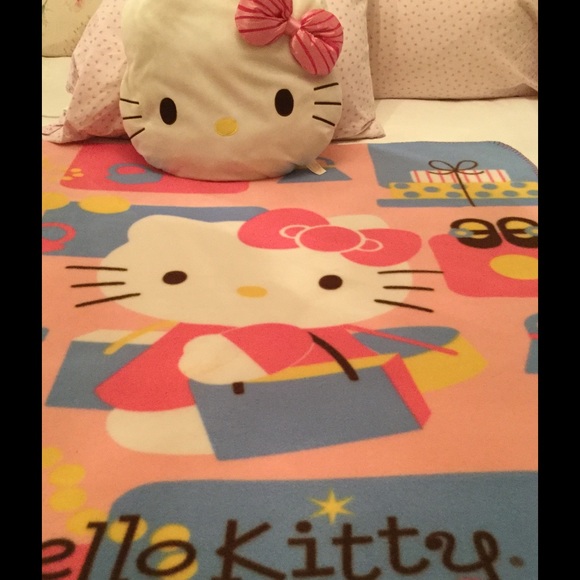 Hello Kitty Throw Blanket/ Pillow Set - Picture 2 of 4