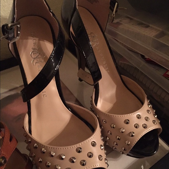 Rock & Republic Black & Tan Studded Platform Heel