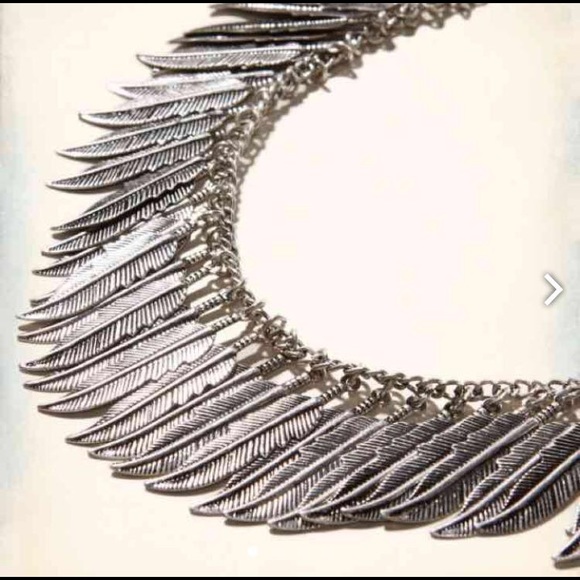 Beautiful silver feather Hollister necklace