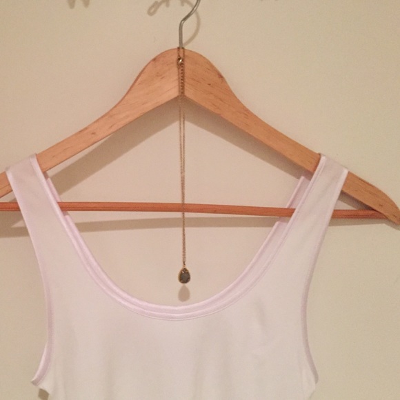 Gold Necklace with a Green Stone - Picture 4 of 4