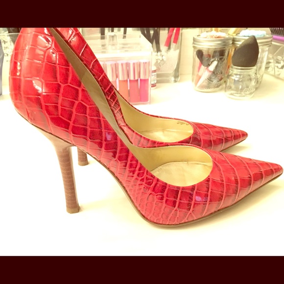 Guess Pumps