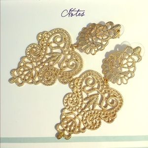 NWOT Beautiful gold earrings