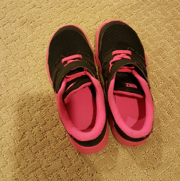 Girls Nike flex sneakers