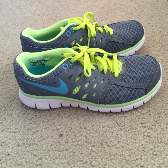 Gray Nike tennis shoes