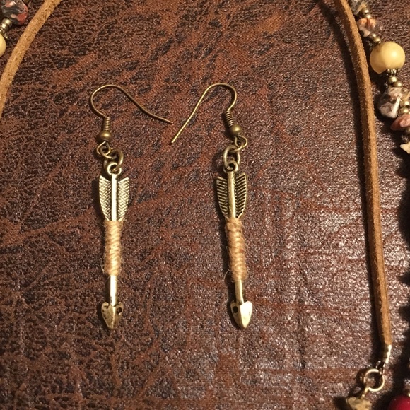 Arrow Necklace Set - Picture 3 of 3
