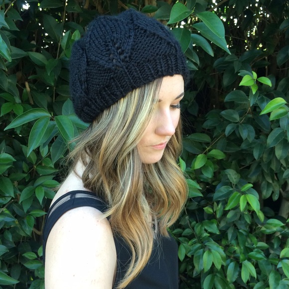 Black Urban Outfitters beanie