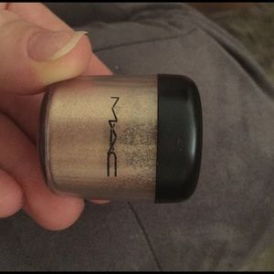Mac gold pigment