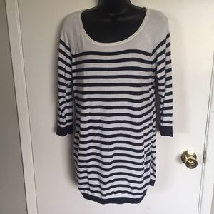 3/4 sleeve maternity top perfect with tights