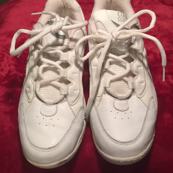 Tennis shoes