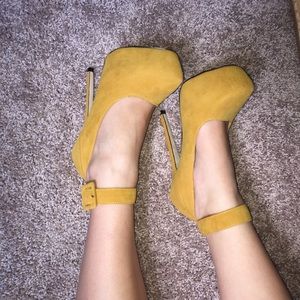Super cute yellow heals.