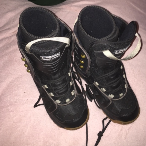 Snowboarding boots