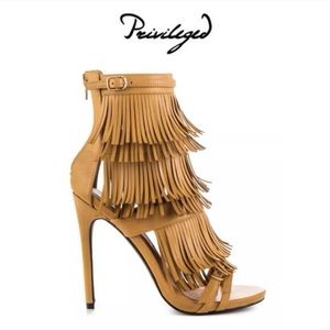 NIB Sz 6 tan tiered fringe sandals
