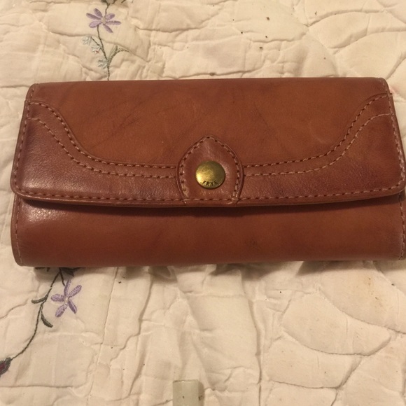FRYE CAMPUS LARGE WALLET IN SADDLE NWT