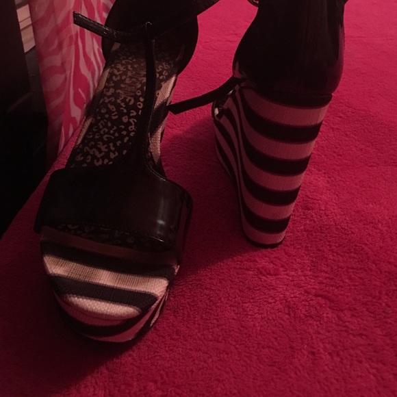 Sandals/wedges - Picture 2 of 3