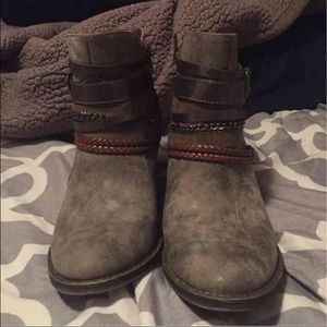 Buckle boots
